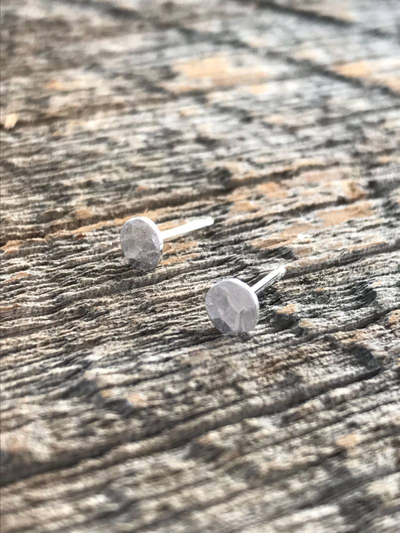Gehämmert Kreis Pad Gehämmert Sterling Silber Ohrstecker, Handgefertigt in Toronto Gehämmert Kreis Pad Gehämmert Sterling Silber Ohrstecker, Handgefertigt in Toronto von SpiritOV