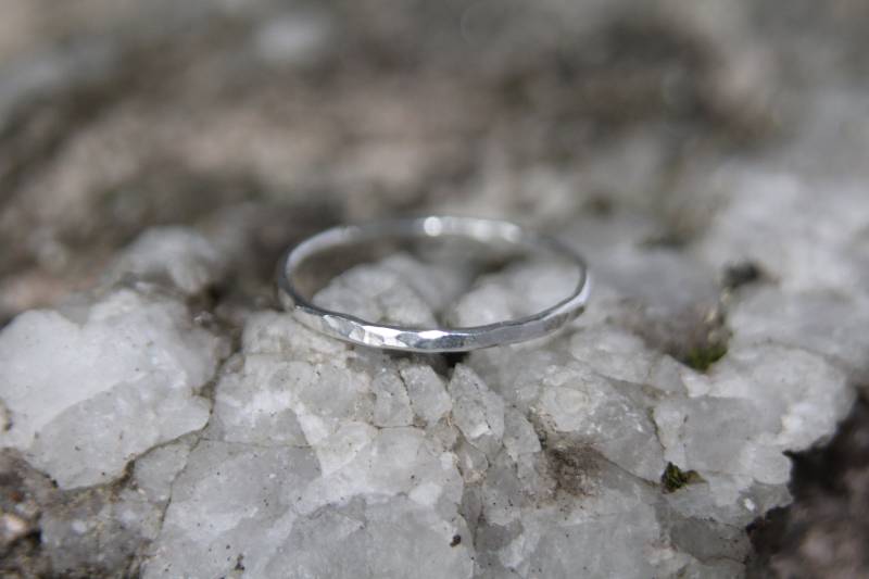 Gehämmerter Nachhaltiger Sterling Silber Stapelring. Handgefertigt in Kanada. - Umweltfreundlich Fairer Handel Gehämmerter Nachhaltiger Sterling Silber Stapelring. Handgefertigt in Kanada. - Umweltfreundlich Fairer Handel von SpiritOV