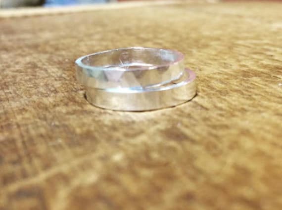 Gehämmertes Stacking 3mm Band Aus Recyceltem Sterlingsilber. Stapelring. Handgefertigt in Kanada.- Umweltfreundlich - Fair Trade Gehämmertes Stacking 3mm Band Aus Recyceltem Sterlingsilber. Stapelring. Handgefertigt in Kanada.- Umweltfreundlich - Fair Trade von SpiritOV