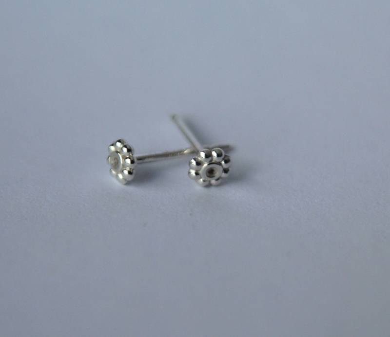 Teeny Flower Argentium Ohrstecker - Recyceltes Sterling Silber, Handgefertigt in Toronto von SpiritOV