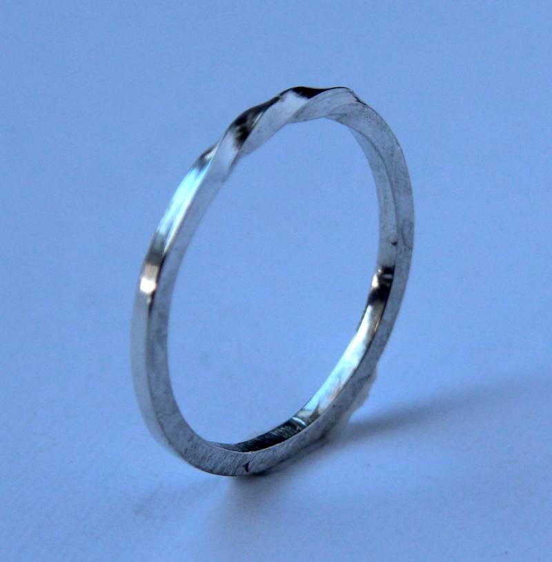 Twist Sterling Silber Quadrat Band. Stapelring. Handgefertigt in Kanada. - Umweltfreundlich Fairer Handel Twist Sterling Silber Quadrat Band. Stapelring. Handgefertigt in Kanada. - Umweltfreundlich Fairer Handel von SpiritOV
