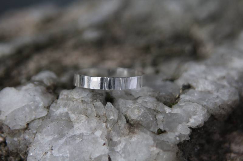 Winkel Recycling Ring 3mm Sterling Silber Band. Stapelring. Handgefertigt in Kanada.- Umweltfreundlich - Fair Erhandel Winkel Recycling Ring 3mm Sterling Silber Band. Stapelring. Handgefertigt in Kanada.- Umweltfreundlich - Fair Erhandel von SpiritOV