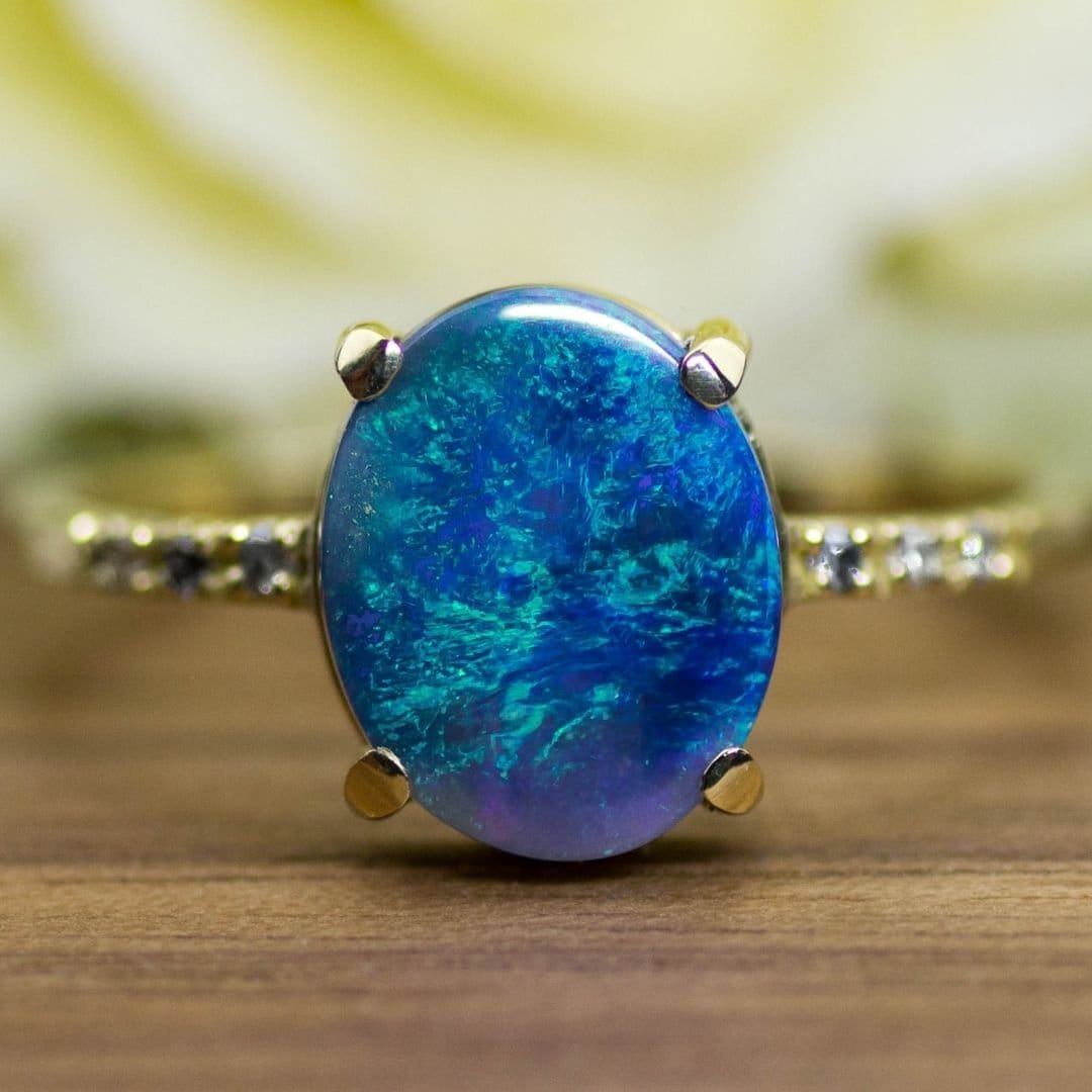 Verlobungsring Mit Opal Aus Australien - Damen Ring 750 Gold Schwarzen Und Diamanten Blauem Stein von SpiritOfIsland