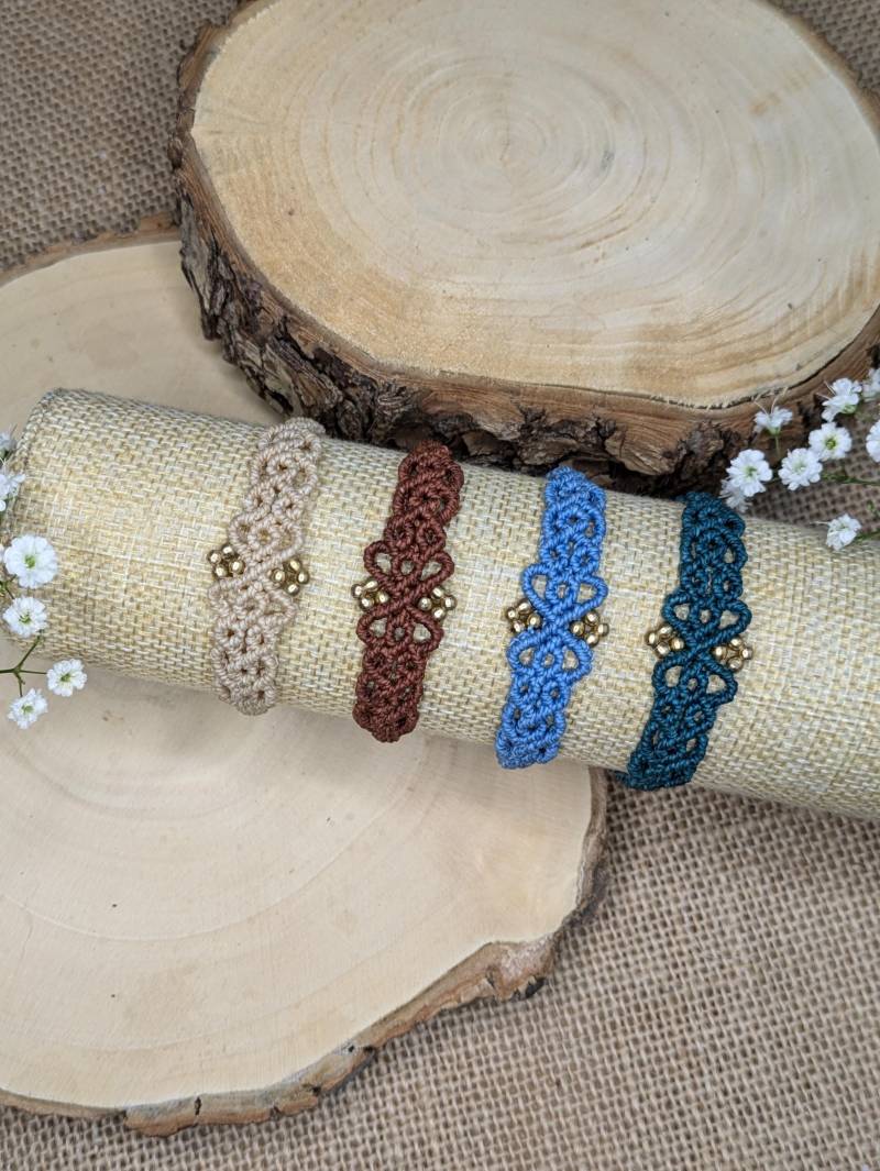 Makramee Armband Spirale Mit Messingperlen Und Anhänger von SpiritOfLakshmi
