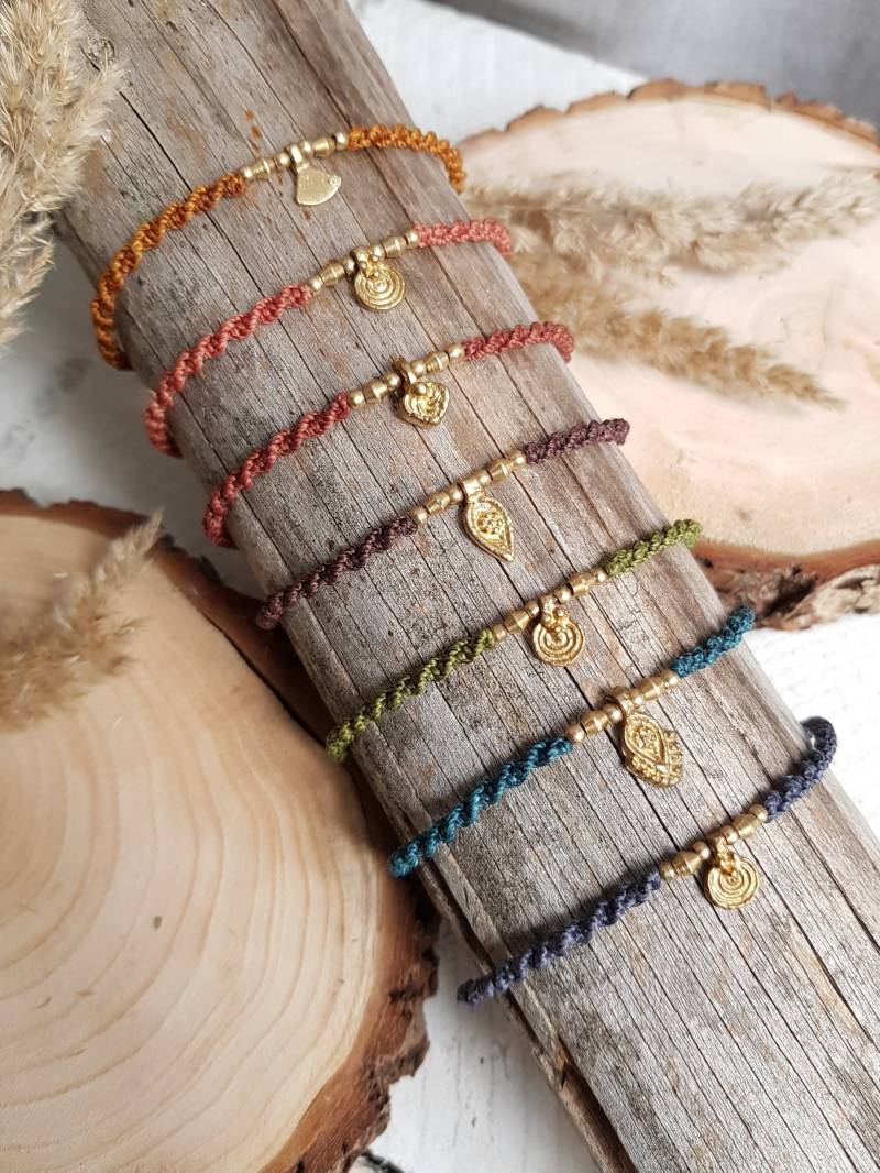 Makramee Armband Spirale in Messing, Silber Oder Kupfer Mit Anhänger von SpiritOfLakshmi