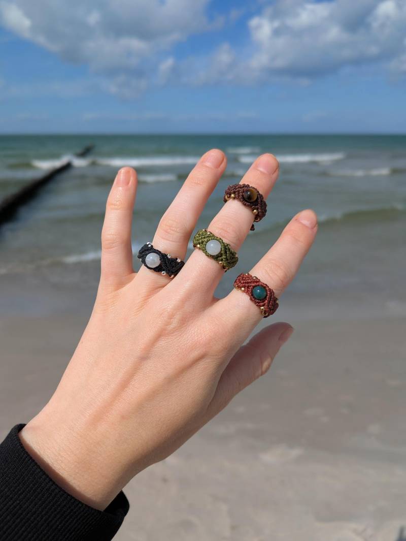 Makramee Ring in Gold Oder Silber Mit Edelsteinperle von SpiritOfLakshmi