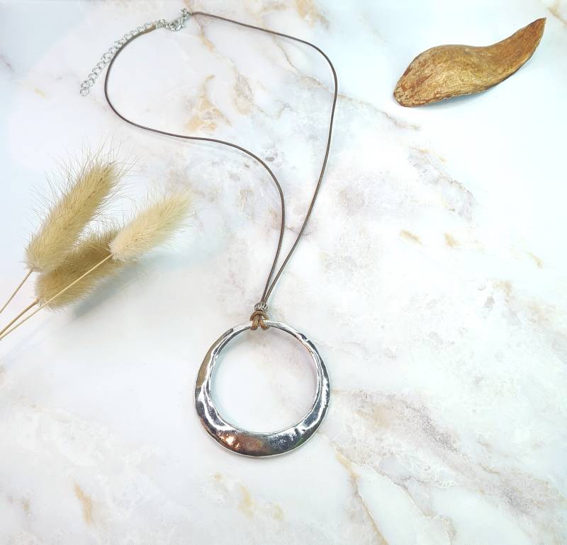 Handmade Kette Mit Anhänger Im Ring Design von SpiritOfMahalita