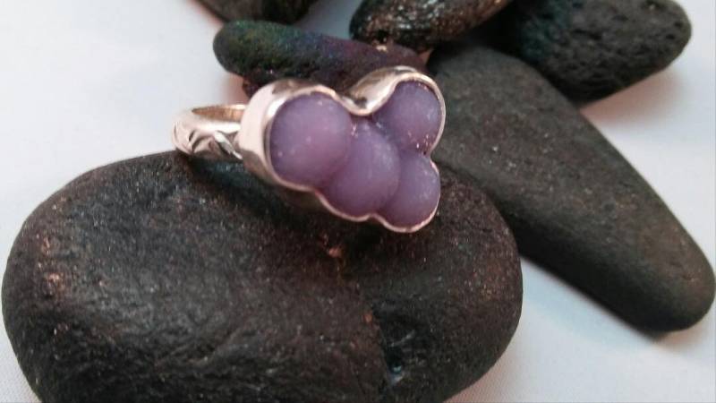 Lila Drusy Freeform Sterlingsilberring W/Hand Gestempelt Band Größe 7, 5 Lila Drusy Freeform Sterlingsilberring W/Hand Gestempelt Band Größe 7, 5 von SpiritRockStudios