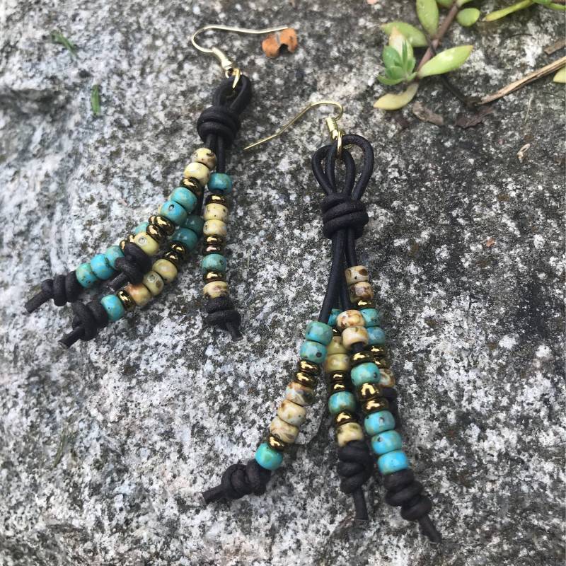 Leder Perlen Ohrringe, Rocailles Ohrringe Leder Perlen Ohrringe, Rocailles Ohrringe von SpiritSistersBeads