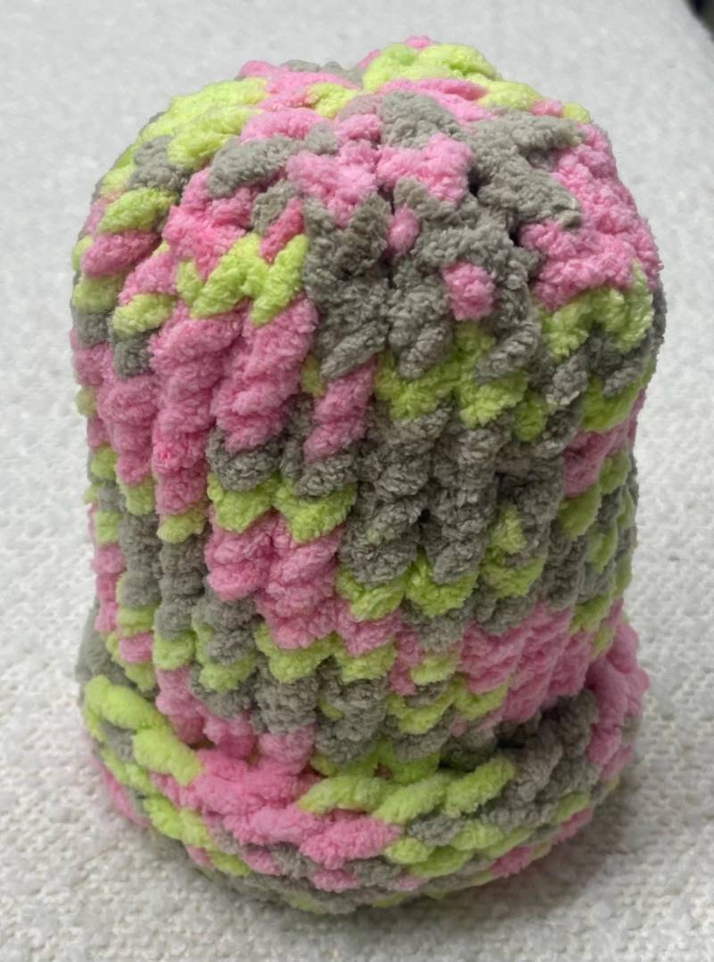 Handgestrickte Mütze | Größe 0-3 Monate Für Baby Mädchen; Rosa, Lindgrün, Braun; Super-Weiches Bernat Babydeckengarn „Kleine Mädchen Taube" von SpiritedStampz