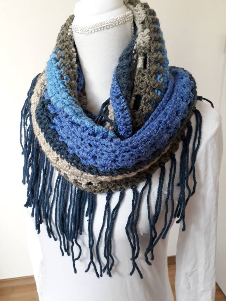 Gehäkelter Infinity Schal Mit Fransen von SpiritsCrochet