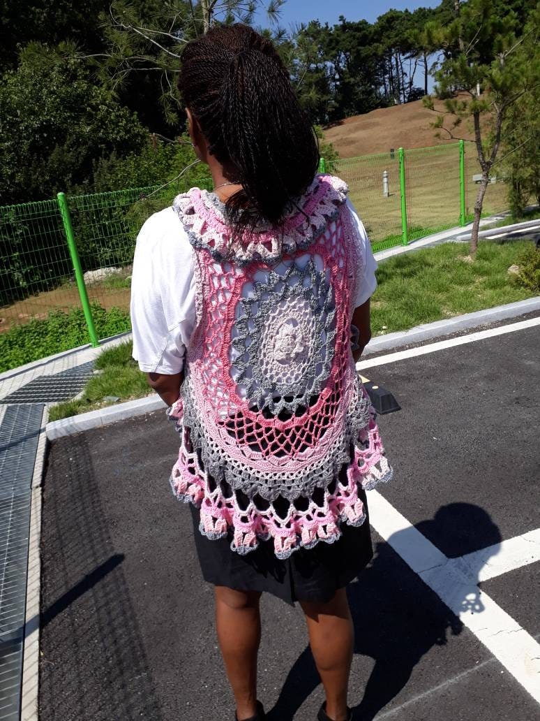 Rosa Und Graue Weste Mit Mandala Wappen Auf Der Rückseite Handgemacht Gehäkelt Rosa Und Graue Weste Mit Mandala Wappen Auf Der Rückseite Handgemacht Gehäkelt von SpiritsCrochet