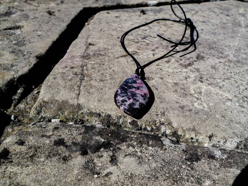 Rhodonit-Anhänger 27 G - 5, 5 X 3 0, 5 cm | Edelstein Schmuck, Natürlicher Rhodonit Rhodonit-Anhänger 27 G - 5, 5 X 3 0, 5 cm | Edelstein Schmuck, Natürlicher Rhodonit von Spirittrainer