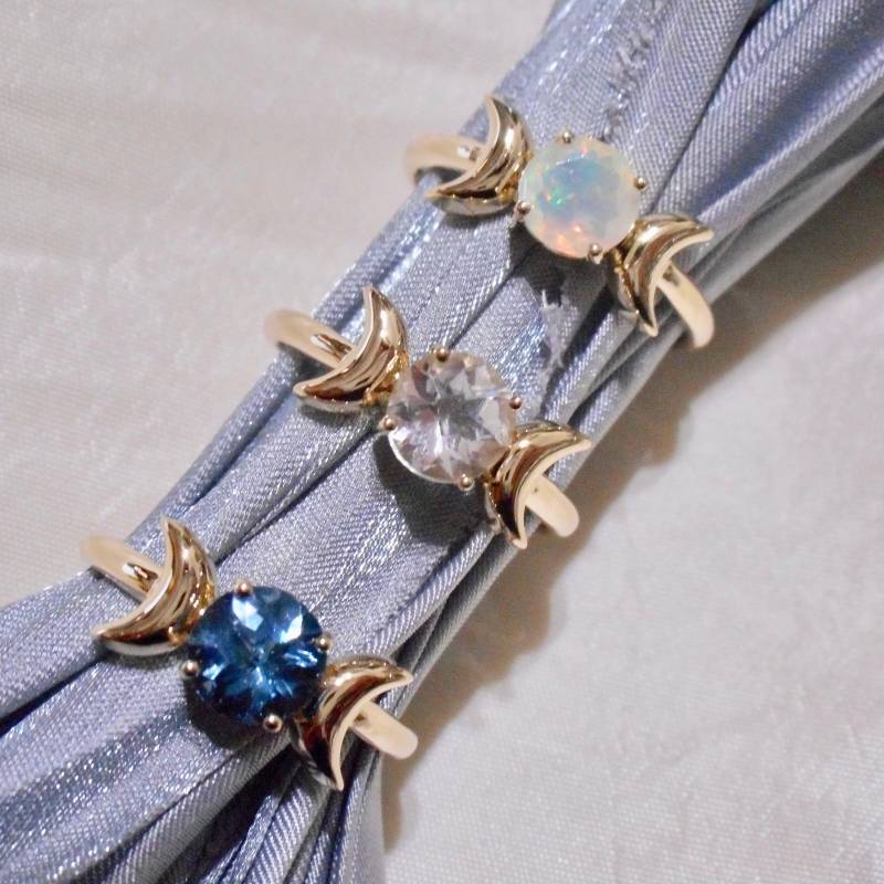 Dreifache Mondgöttin Ring Opal, Quarz & Blautopas Dreifache Mondgöttin Ring Opal, Quarz & Blautopas von SpiritualBoho