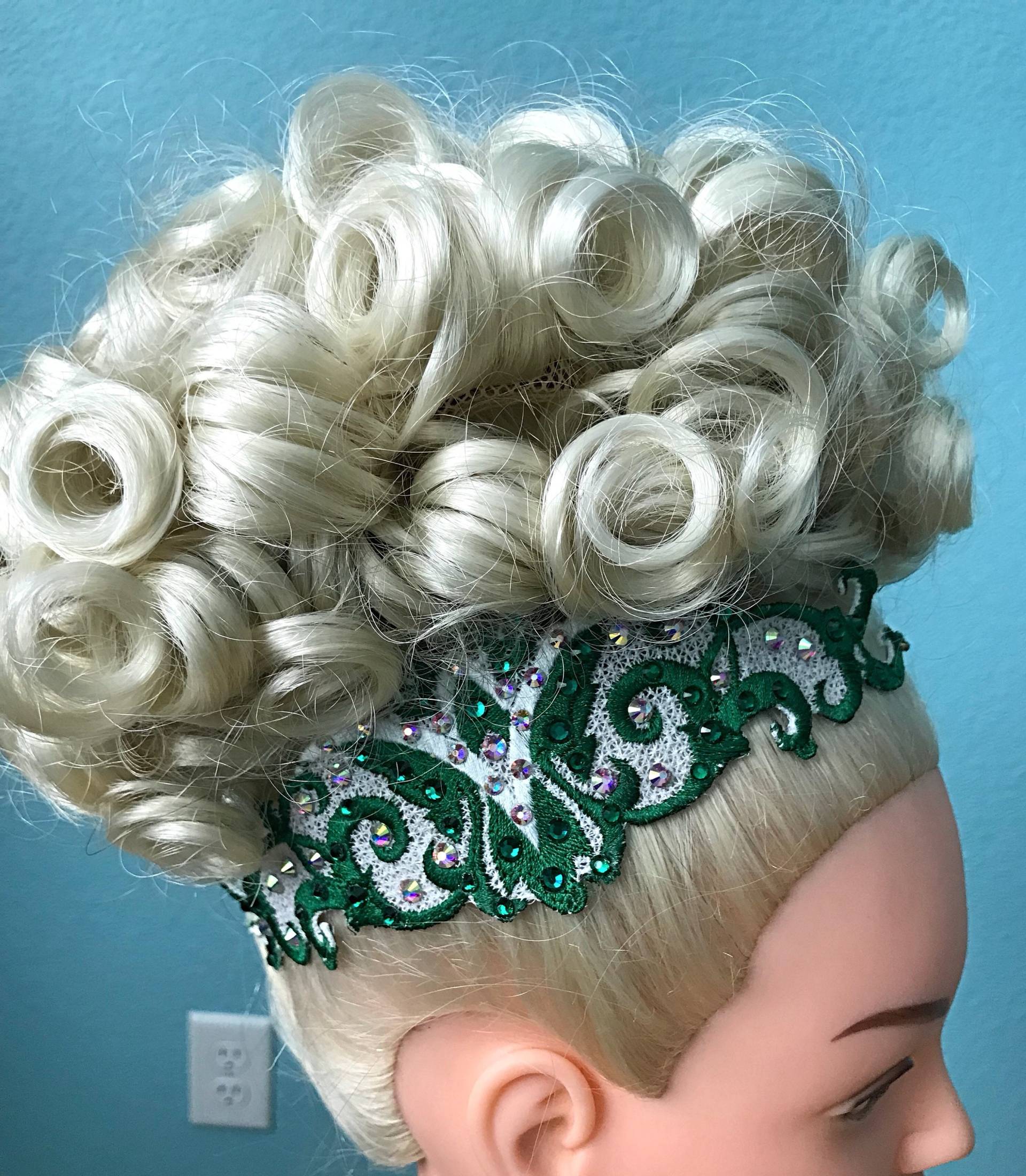 Spitzenseitiges Tiara Mit Straßsteinen Und Bobbyloops Spitzenseitiges Tiara Mit Straßsteinen Und Bobbyloops von SpiritualIrishDancer