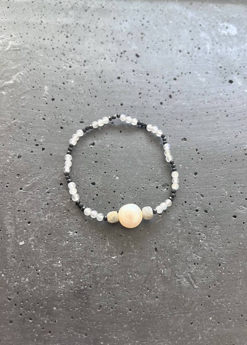 Armband Aus Labradorit, Obsidian Und Einer Großen Perle Perlmutt, Edelstein Armband, Yoga Schmuck, Spiritueller Schmuck von SpiritualMagicDesign