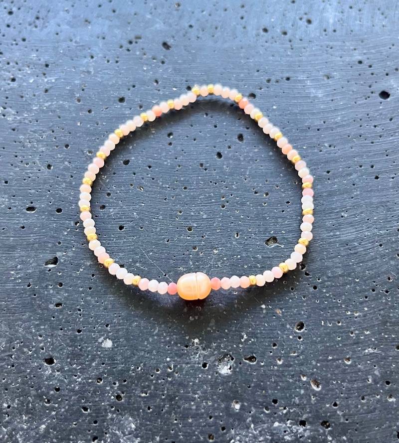 Armband Aus Pinkem Opal Und Einer Perle Perlmutt, Edelstein Armband, Yoga Schmuck, Spiritueller Boho Schmuck von SpiritualMagicDesign