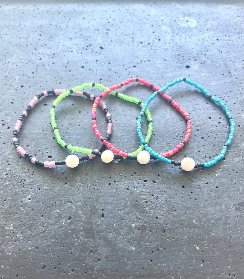 Bunte Armbänder Mit Perle Aus Perlmutt, Rocaille Armband, Festival Buntes Neon Schmuck von SpiritualMagicDesign