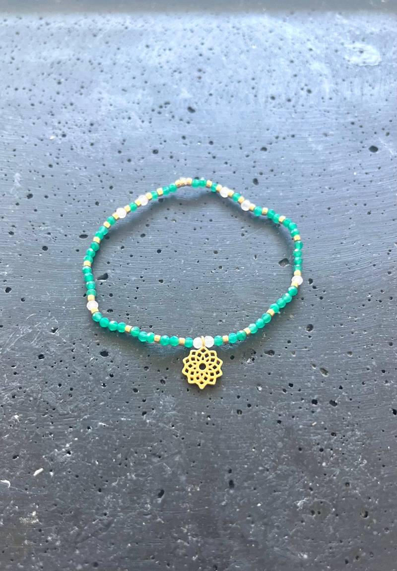 Smaragd Armband Mit Mandala Anhänger in Gold, Mondstein Perlen, Goldene Neon Grünes Armband, Festival von SpiritualMagicDesign