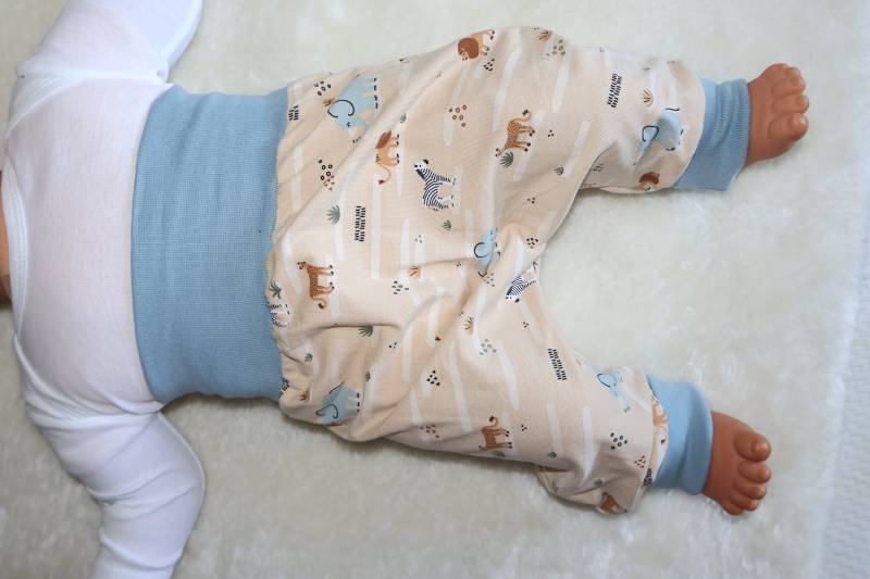 Süße Pumphose Jersey Löwe, Elefant, Zebra Beige Gr. 56-92 Baby, Junge, Mädchen, Baby Hose, Geschenk, Geburt, Babykleidung, Mitwachshose von SpitzbubenKids