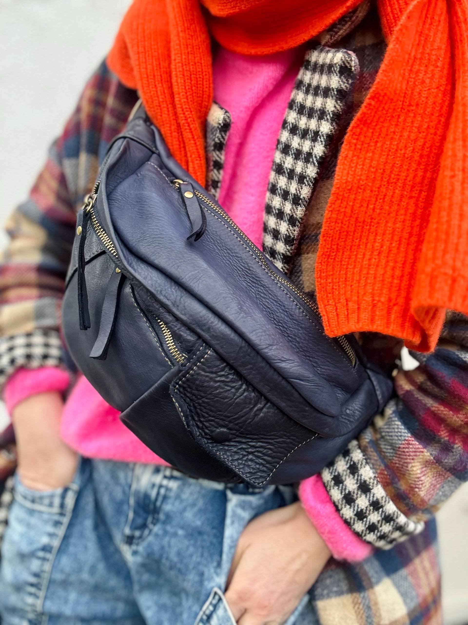 Volki Bag Großbody Umhängetasche Tasche Ledertasche Luxus Leder Super Soft Grossbodybag Stylisch Halfmoon Moon Bag Blau von Spitzelein