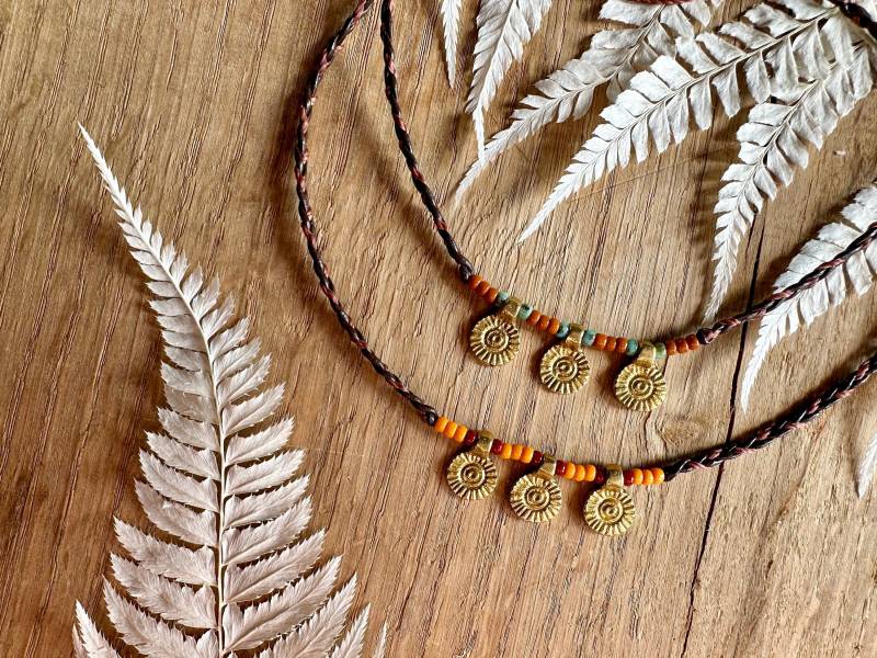 Boho Lederkordel Halskette Handgemacht Schmuck Festival Accessoire Glasperlen Messing Anhänger Verstellbarer Strand Bohemian Style Geschenk von SpitzstockDE