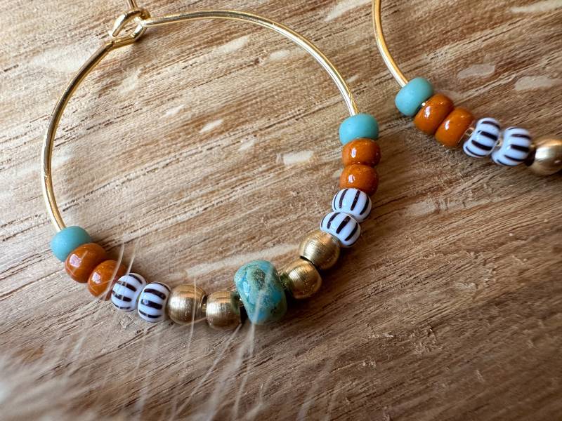 Boho Perlenohrringe Kleine Bunte Perlen Western Ohrringe Schmuck Cowgirl Creolen Gold von SpitzstockDE