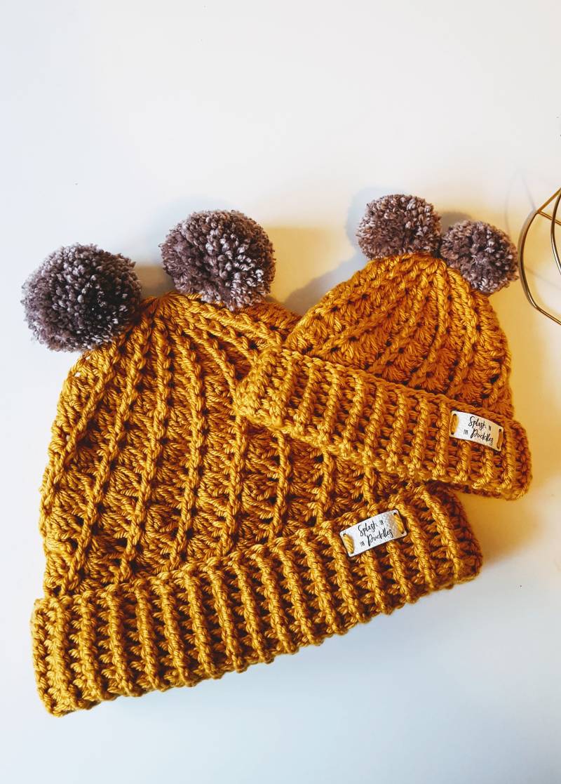 Mummy & Me Häkelmützen Set Doppel-Bommelmützen von SplashInThePuddles