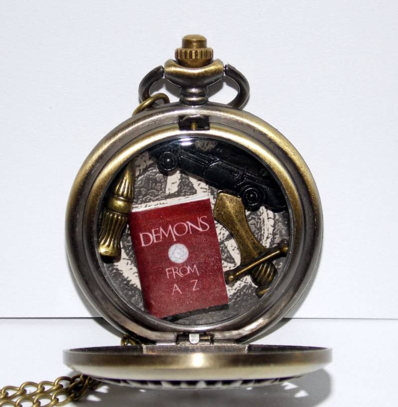 Handgefertigte Supernatural Medaillon Mini-Charms, 30-Zoll-Kette Handgefertigte Supernatural Medaillon Mini-Charms, 30-Zoll-Kette von SplatterPalette