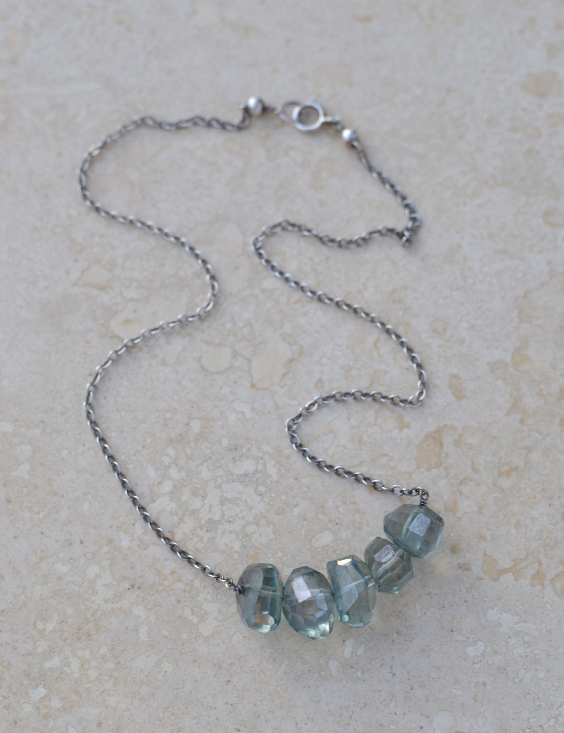 Blau Grün Quarz Halskette - Facettierten Blau Edelstein Nuggets Mit Oxidierten Sterling Silber Großen Himmel Von Splendorvendor Blau Grün Quarz Halskette - Facettierten Blau Edelstein Nuggets Mit Oxidierten Sterling Silber Großen Himmel Von Splendorvendor von SplendorVendor