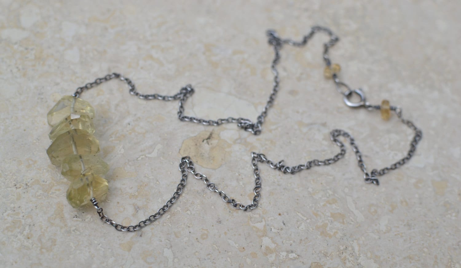Citrin Halskette - Facettierte Edelstein Nuggets Mit Oxidierten Sterling Silber Mellow Gelb Von Splendorvendor Citrin Halskette - Facettierte Edelstein Nuggets Mit Oxidierten Sterling Silber Mellow Gelb Von Splendorvendor von SplendorVendor