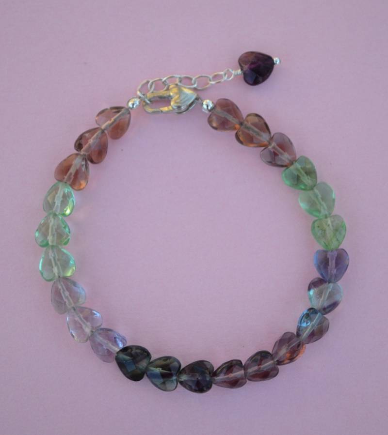 Facettiertes Herz Fluorit Armband - Buntes Edelstein Heartfelt By Splendorvendor Facettiertes Herz Fluorit Armband - Buntes Edelstein Heartfelt By Splendorvendor von SplendorVendor