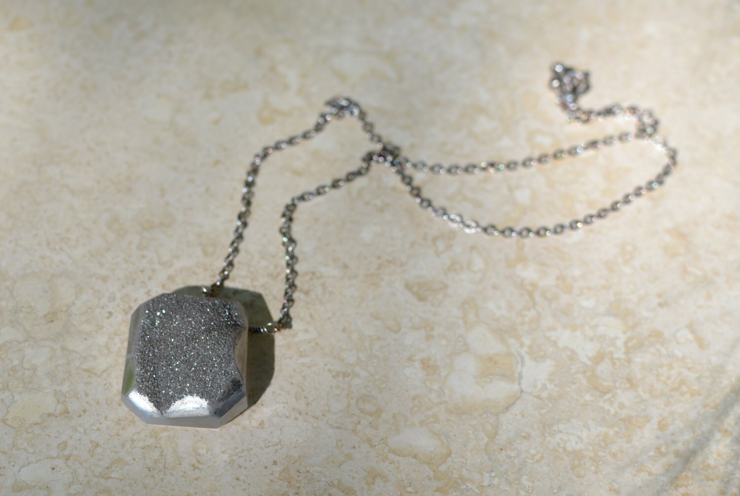 Grau Druzy Halskette Oxidiert Sterling Silber - Grau Geode Und Pyrit Minimalistisch Grau Druzy Halskette Oxidiert Sterling Silber - Grau Geode Und Pyrit Minimalistisch von SplendorVendor