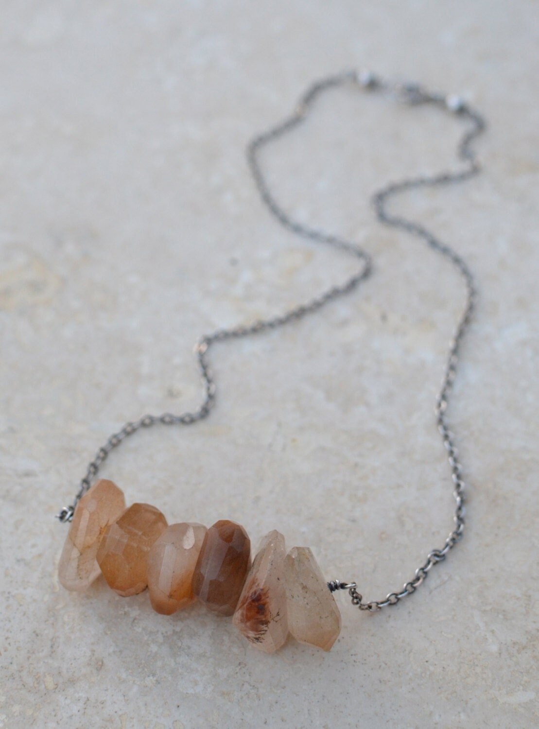 Kupfer Quarz Halskette - Facettierte Nuggets Mit Oxidiertem Sterling Silber Sand Burgen Von Splendorvendor Kupfer Quarz Halskette - Facettierte Nuggets Mit Oxidiertem Sterling Silber Sand Burgen Von Splendorvendor von SplendorVendor