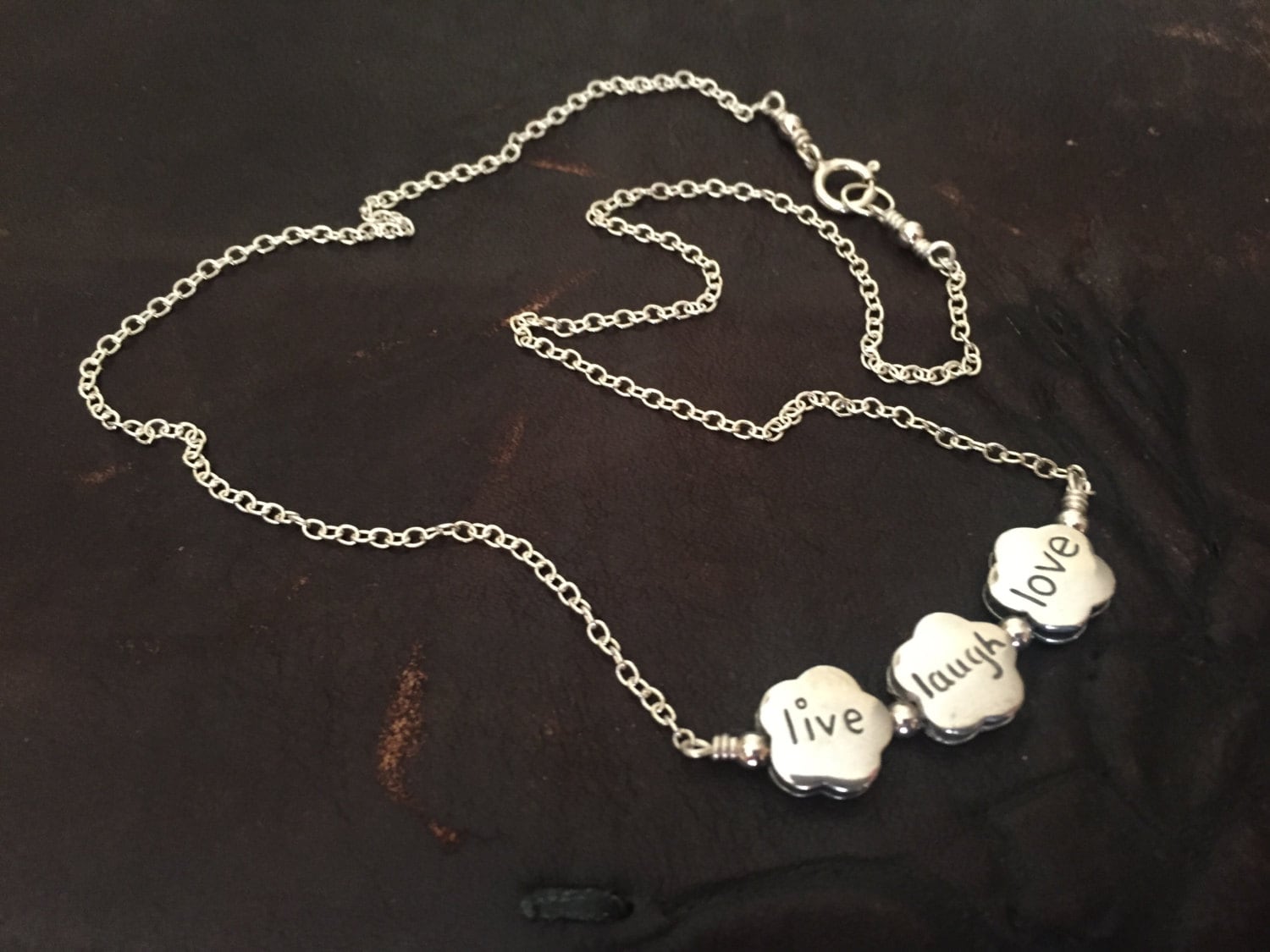 Live Laugh Love Halskette, Sterling Silber Blumen Anhänger, Inspirierendes Zitat, Geschenk Für Sie, Handmade By Splendorvendor Live Laugh Love Halskette, Sterling Silber Blumen Anhänger, Inspirierendes Zitat, Geschenk Für Sie, Handmade By Splendorvendor von SplendorVendor