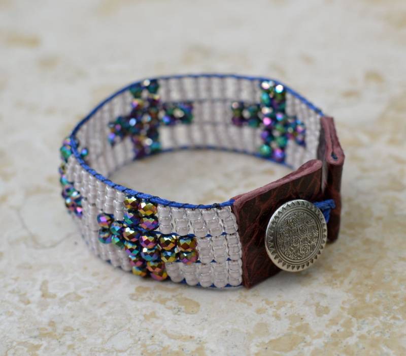 Loomed Perlenarmband Mit Kreuz Bling - Sundance Style Artisan Jewelry By Splendorvendor Loomed Perlenarmband Mit Kreuz Bling - Sundance Style Artisan Jewelry By Splendorvendor von SplendorVendor