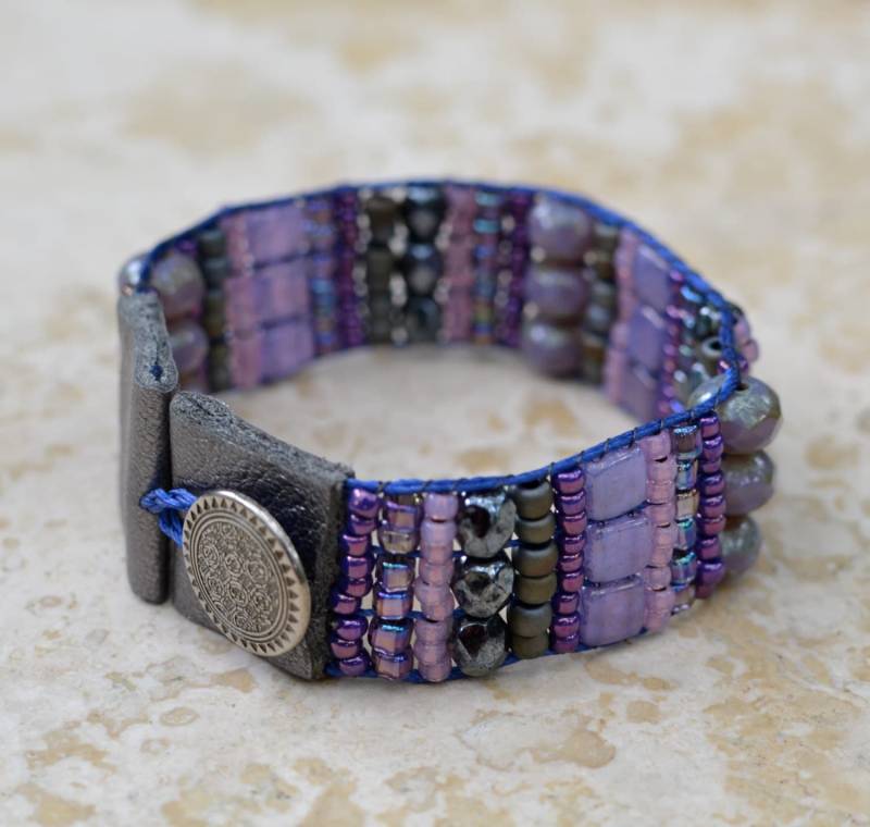 Loomed Perlenarmband - Sundance Style Artisan Jewelry Lila, Flieder, Violett, Indigo Armband Lila Passion By Splendorvendor Loomed Perlenarmband - Sundance Style Artisan Jewelry Lila, Flieder, Violett, Indigo Armband Lila Passion By Splendorvendor von SplendorVendor