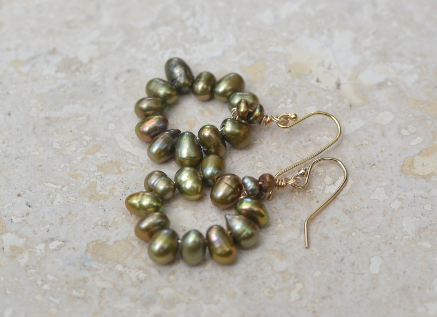 Perlenohrringe - Schillernde Olive Green Süßwasser Perle Ohrringe Mit Gold Gefüllt Ohrwirte Halo Von Splendorvendor Perlenohrringe - Schillernde Olive Green Süßwasser Perle Ohrringe Mit Gold Gefüllt Ohrwirte Halo Von Splendorvendor von SplendorVendor