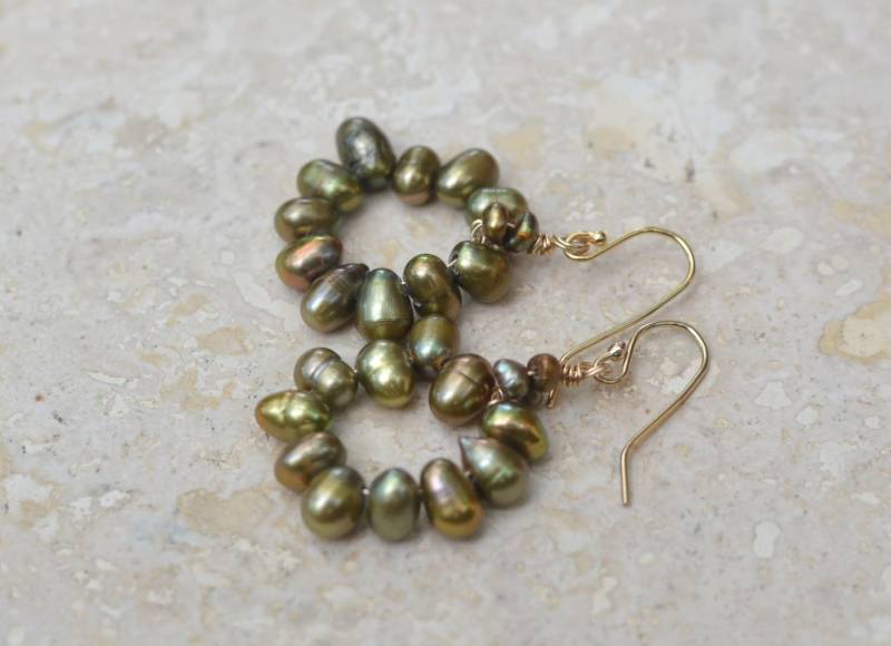 Perlenohrringe - Schillernde Olive Green Süßwasser Perle Ohrringe Mit Gold Gefüllt Ohrwirte Halo Von Splendorvendor Perlenohrringe - Schillernde Olive Green Süßwasser Perle Ohrringe Mit Gold Gefüllt Ohrwirte Halo Von Splendorvendor von SplendorVendor