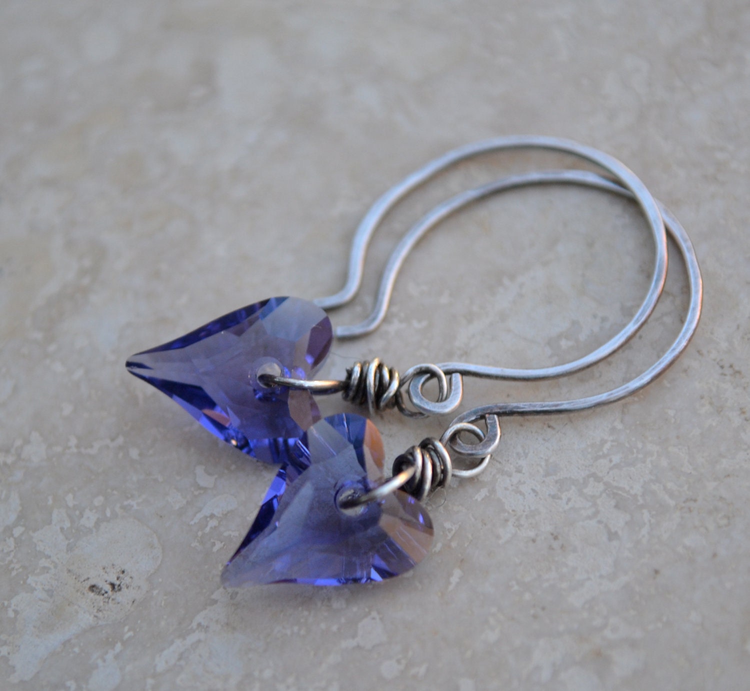 Purple Heart Valentine Ohrringe-Wire-Wrapped Swarovski Crystal Wild Hearts Mit Oxidized Fine Silver Earwires-Sweet On You Purple Heart Valentine Ohrringe-Wire-Wrapped Swarovski Crystal Wild Hearts Mit Oxidized Fine Silver Earwires-Sweet On You von SplendorVendor