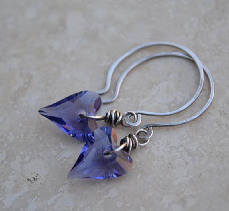 Purple Heart Valentine Ohrringe-Wire-Wrapped Swarovski Crystal Wild Hearts Mit Oxidized Fine Silver Earwires-Sweet On You Purple Heart Valentine Ohrringe-Wire-Wrapped Swarovski Crystal Wild Hearts Mit Oxidized Fine Silver Earwires-Sweet On You von SplendorVendor