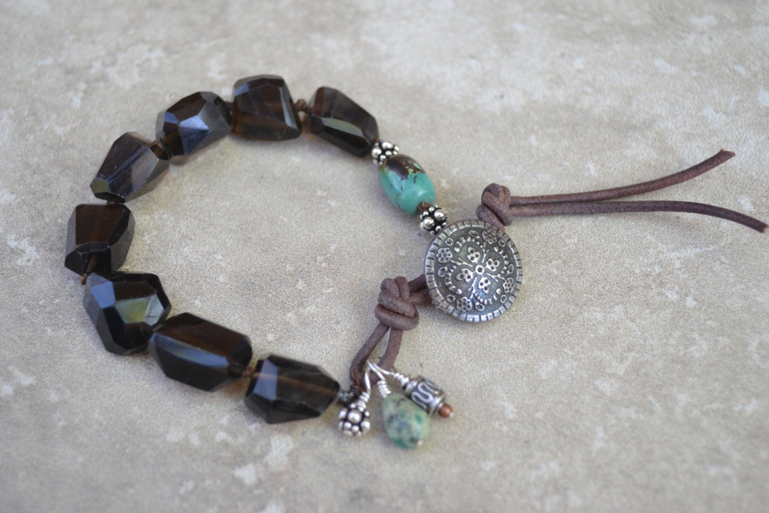 Rauchches Quarz-Armband Mit Türkis, Dunklem Quartz-Armband, Geknotted, Button Closure, Leder-Akzente, Reverie Von Splendorvendor Rauchches Quarz-Armband Mit Türkis, Dunklem Quartz-Armband, Geknotted, Button Closure, Leder-Akzente, Reverie Von Splendorvendor von SplendorVendor