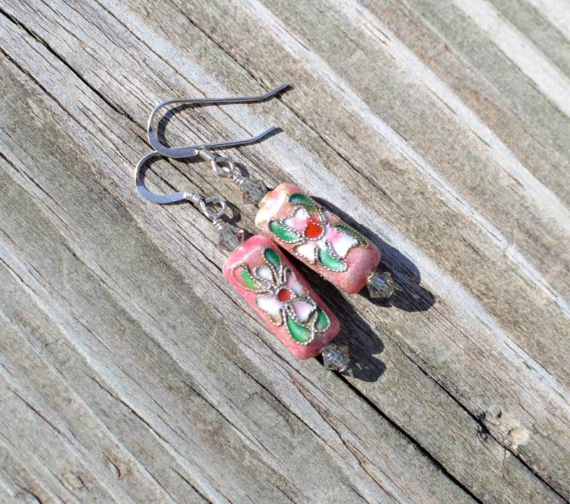 Rosa Cloisonne Und Swarovski Kristall Ohrringe - Ein Bouquet Von Splendorvendor Rosa Cloisonne Und Swarovski Kristall Ohrringe - Ein Bouquet Von Splendorvendor von SplendorVendor