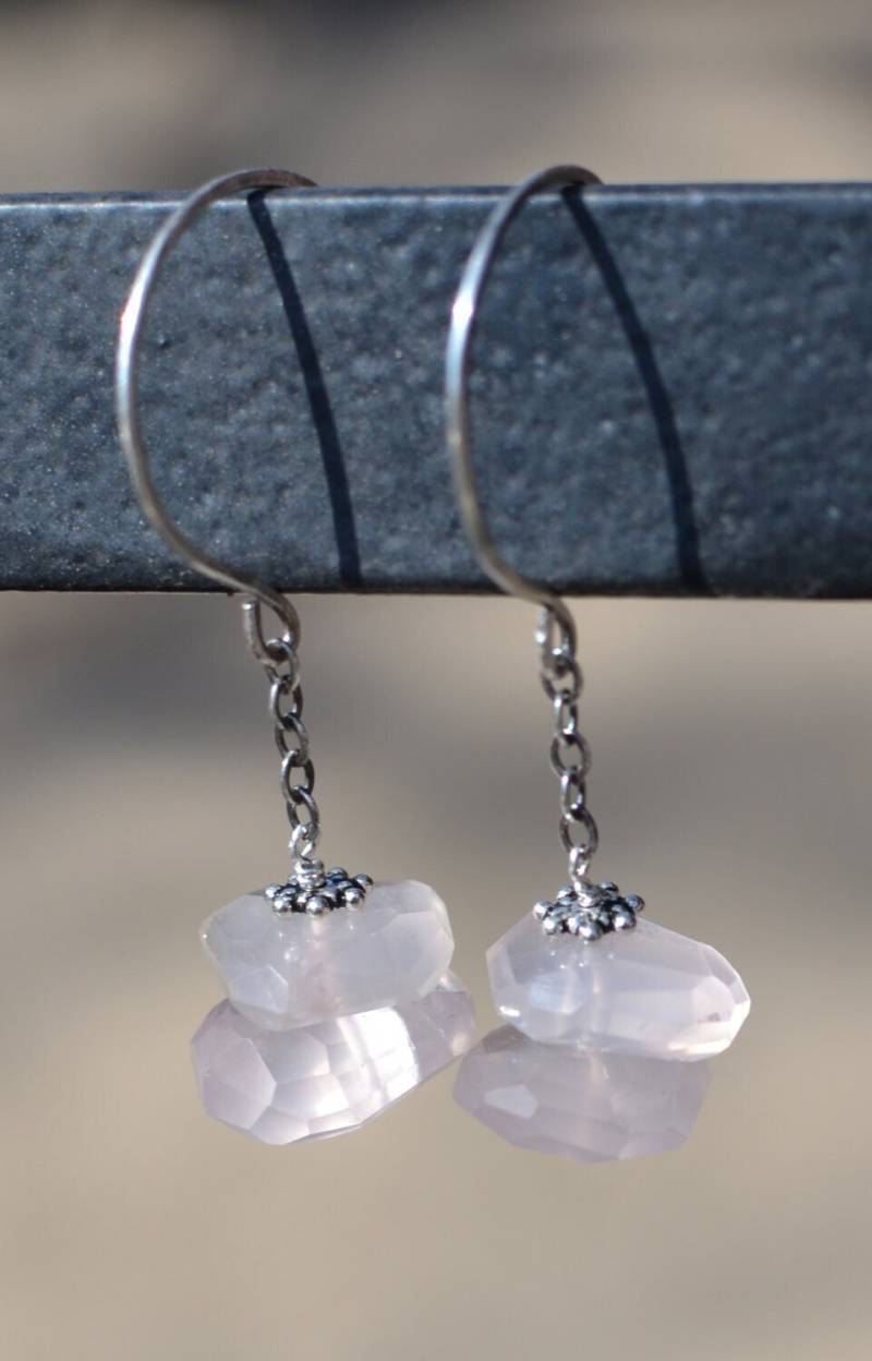 Rosenquarz Ohrringe - Facettierte Edelstein Nuggets Mit Oxidierten Sterling Silber Ohrhaken Rosa Blütenblätter Von Splendorvendor Rosenquarz Ohrringe - Facettierte Edelstein Nuggets Mit Oxidierten Sterling Silber Ohrhaken Rosa Blütenblätter Von Splendorvendor von SplendorVendor