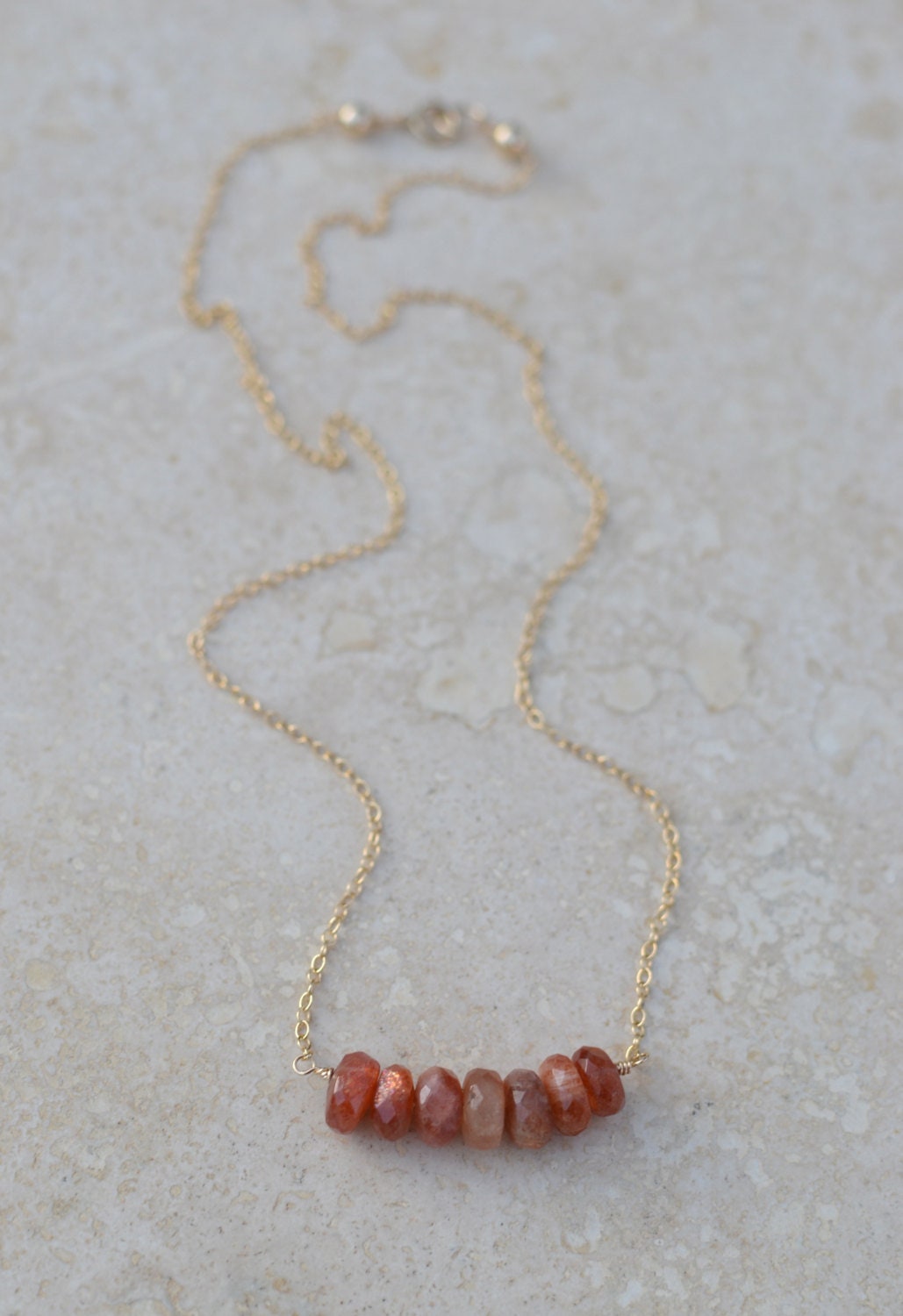 Sunstone Halskette - Facettierte Sonnenstein Rondellen Mit Gold Bar Style Afterglow By Splendorvendor Sunstone Halskette - Facettierte Sonnenstein Rondellen Mit Gold Bar Style Afterglow By Splendorvendor von SplendorVendor