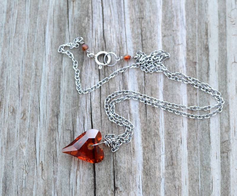 Valentine Halskette-Red Swarovski Crystal Wild Heart Pendant Mit Oxidized Sterling Silver Chain-Medium 17mm Anhänger-Sweet On You Valentine Halskette-Red Swarovski Crystal Wild Heart Pendant Mit Oxidized Sterling Silver Chain-Medium 17mm Anhänger-Sweet On You von SplendorVendor
