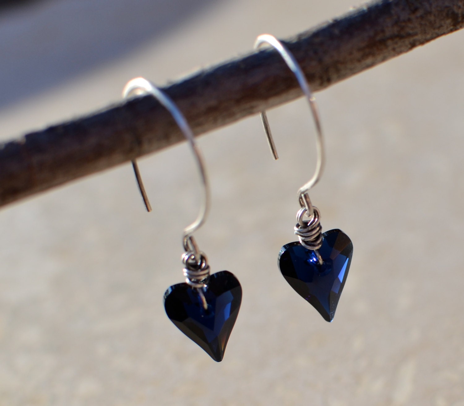 Valentine Ohrringe - Indigo Herz Draht Umwickelt Swarovski Kristall Wild Hearts Handgemachte Oxidierte Sterling Silber Ohr Drähte Valentine Ohrringe - Indigo Herz Draht Umwickelt Swarovski Kristall Wild Hearts Handgemachte Oxidierte Sterling Silber Ohr Drähte von SplendorVendor