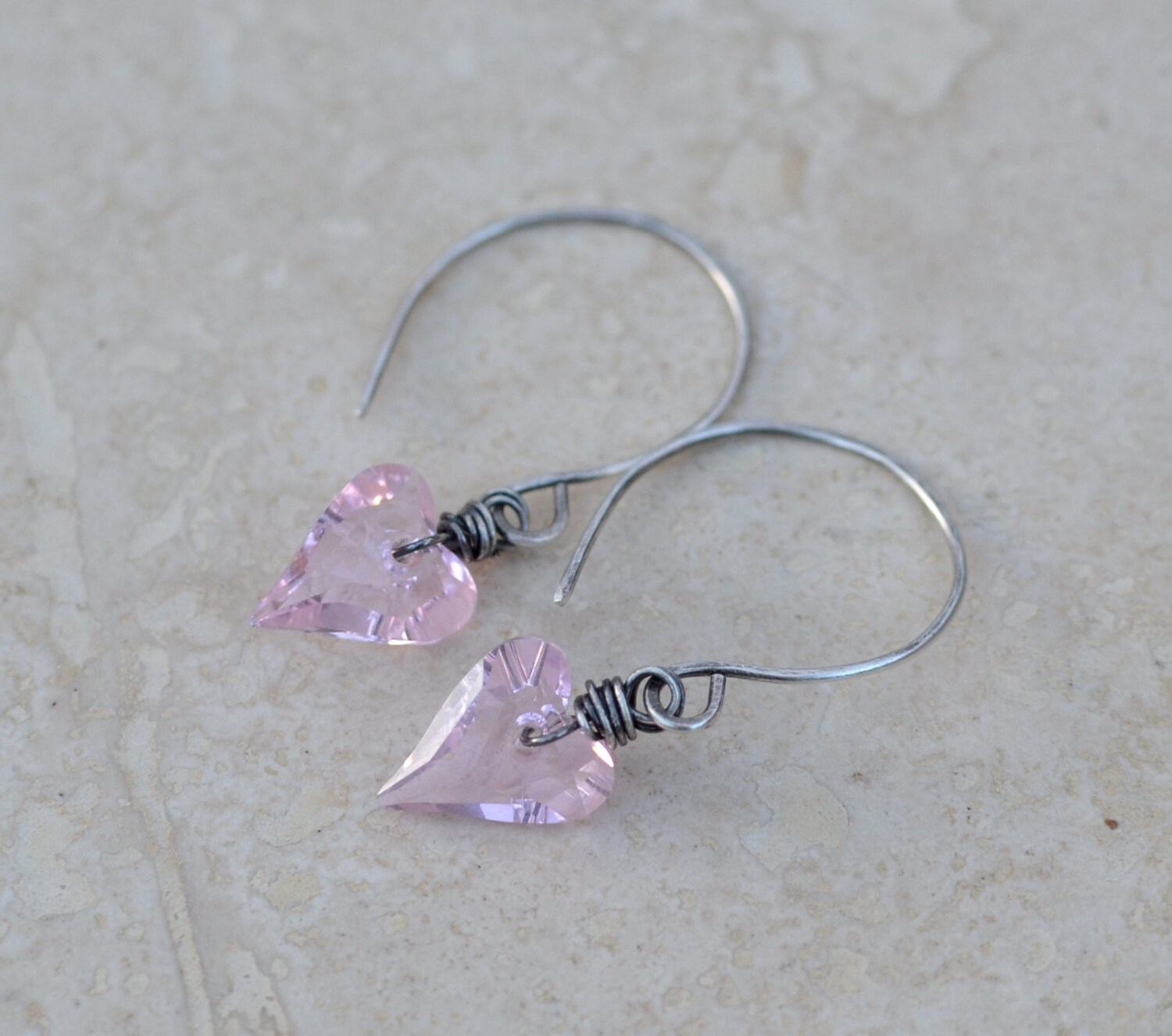 Valentine Ohrringe - Rosaline Herz Draht Umwickelt Swarovski Kristall Wild Hearts Handgemachte Oxidierte Sterling Silber Ohr Drähte Valentine Ohrringe - Rosaline Herz Draht Umwickelt Swarovski Kristall Wild Hearts Handgemachte Oxidierte Sterling Silber Ohr Drähte von SplendorVendor