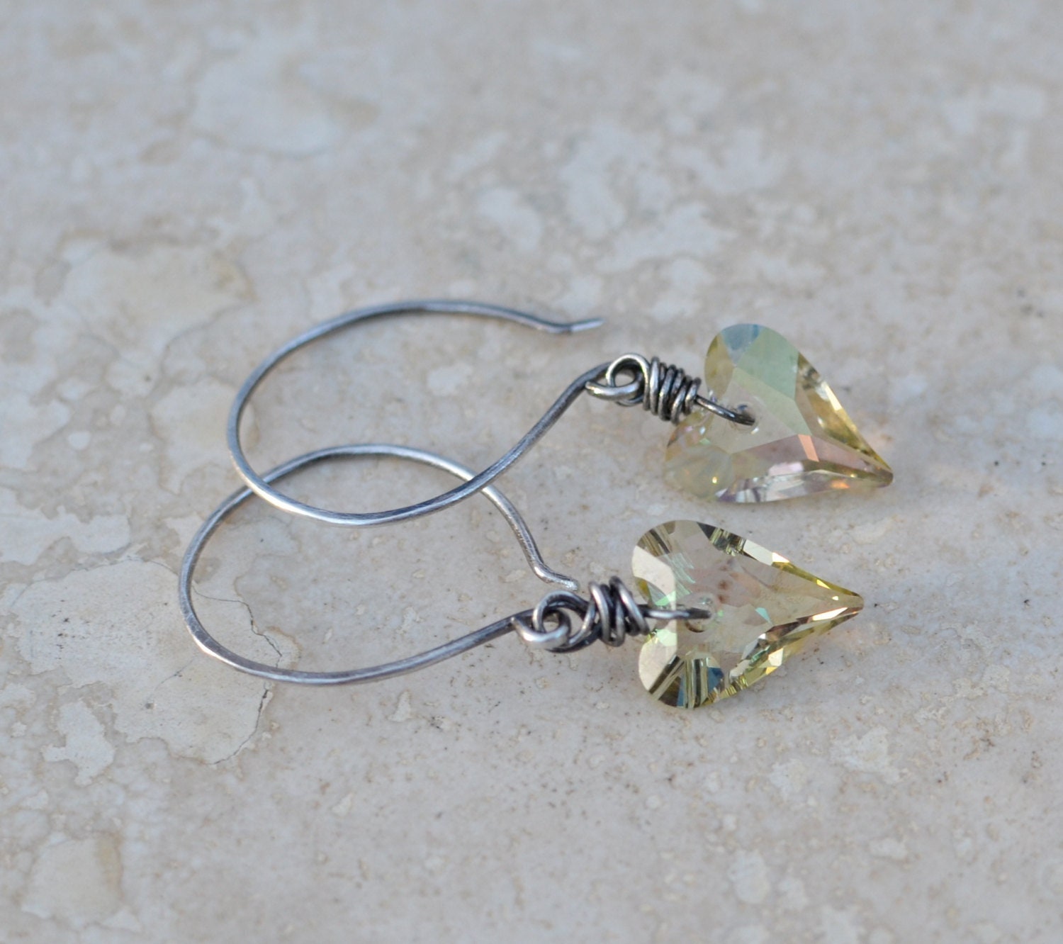 Valentinstag Ohrringe - Leuchtende Grüne Herz Wire-Wrapped Swarovski Crystal Wild Hearts Handgemachte Oxidierte Sterling Silber Ohrhänger Valentinstag Ohrringe - Leuchtende Grüne Herz Wire-Wrapped Swarovski Crystal Wild Hearts Handgemachte Oxidierte Sterling Silber Ohrhänger von SplendorVendor