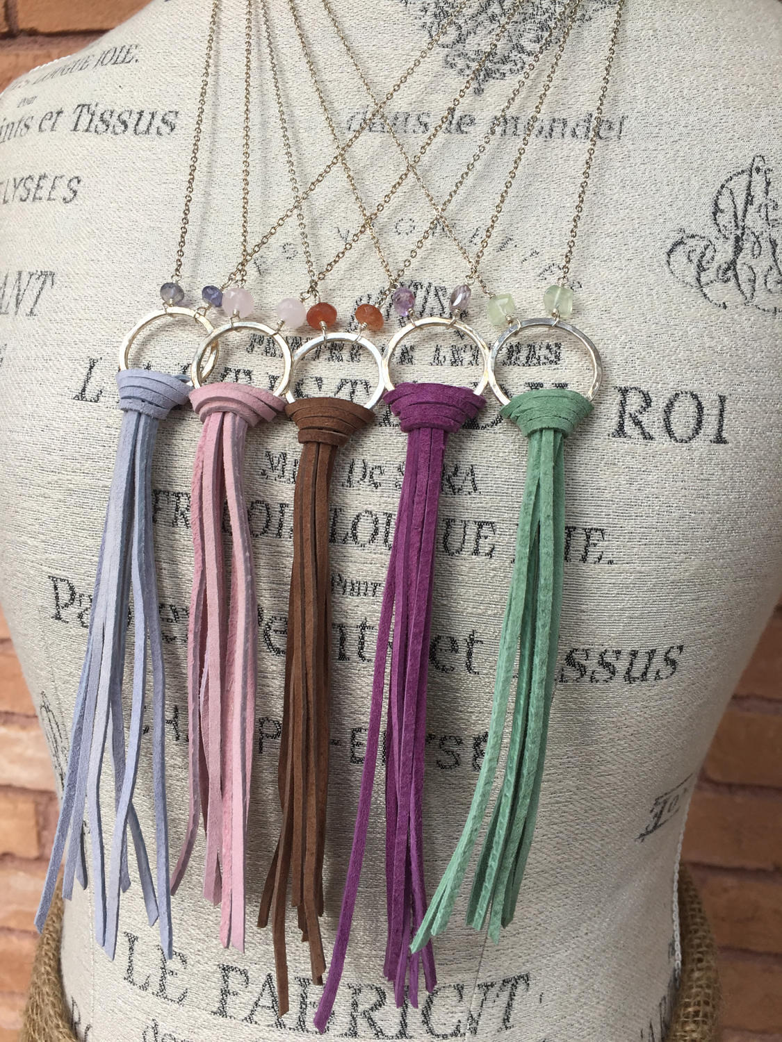 Wildleder Quasten Halskette Edelstein Akzente Fein Silber Textur Ring Boho Layering Quaste Chic - Tribe Vibe Handmade By Splendorvendor Wildleder Quasten Halskette Edelstein Akzente Fein Silber Textur Ring Boho Layering Quaste Chic - Tribe Vibe Handmade By Splendorvendor von SplendorVendor